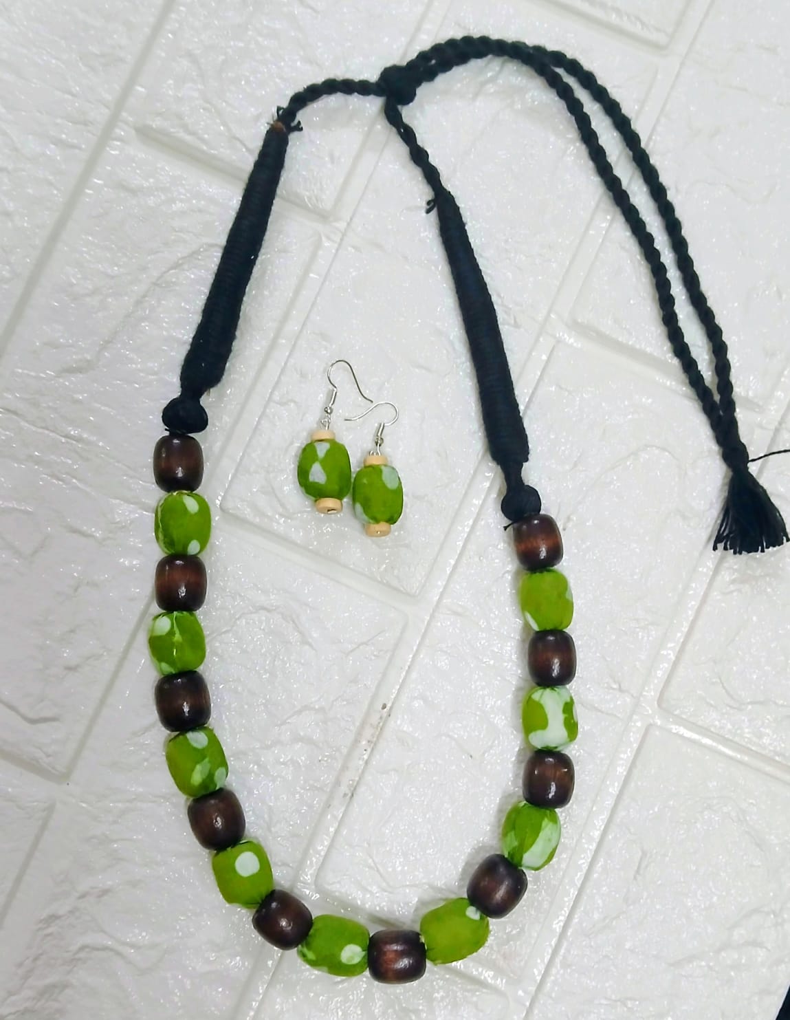 Green wooden bead set